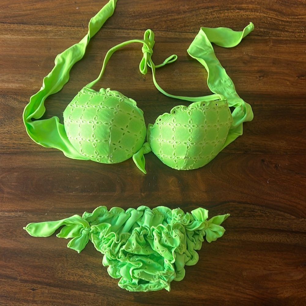 Very cute green stretch italian bikini size small. Gorgeous on!